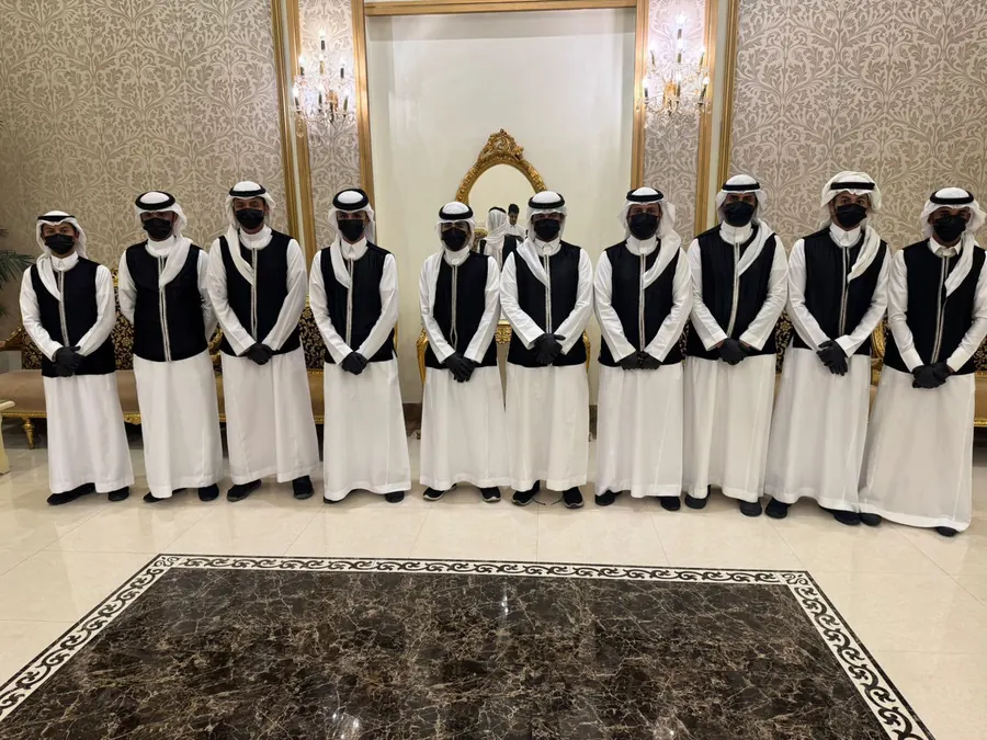فريق قهوجيين وصبابين بزي موحّد في مناسبة بجدة