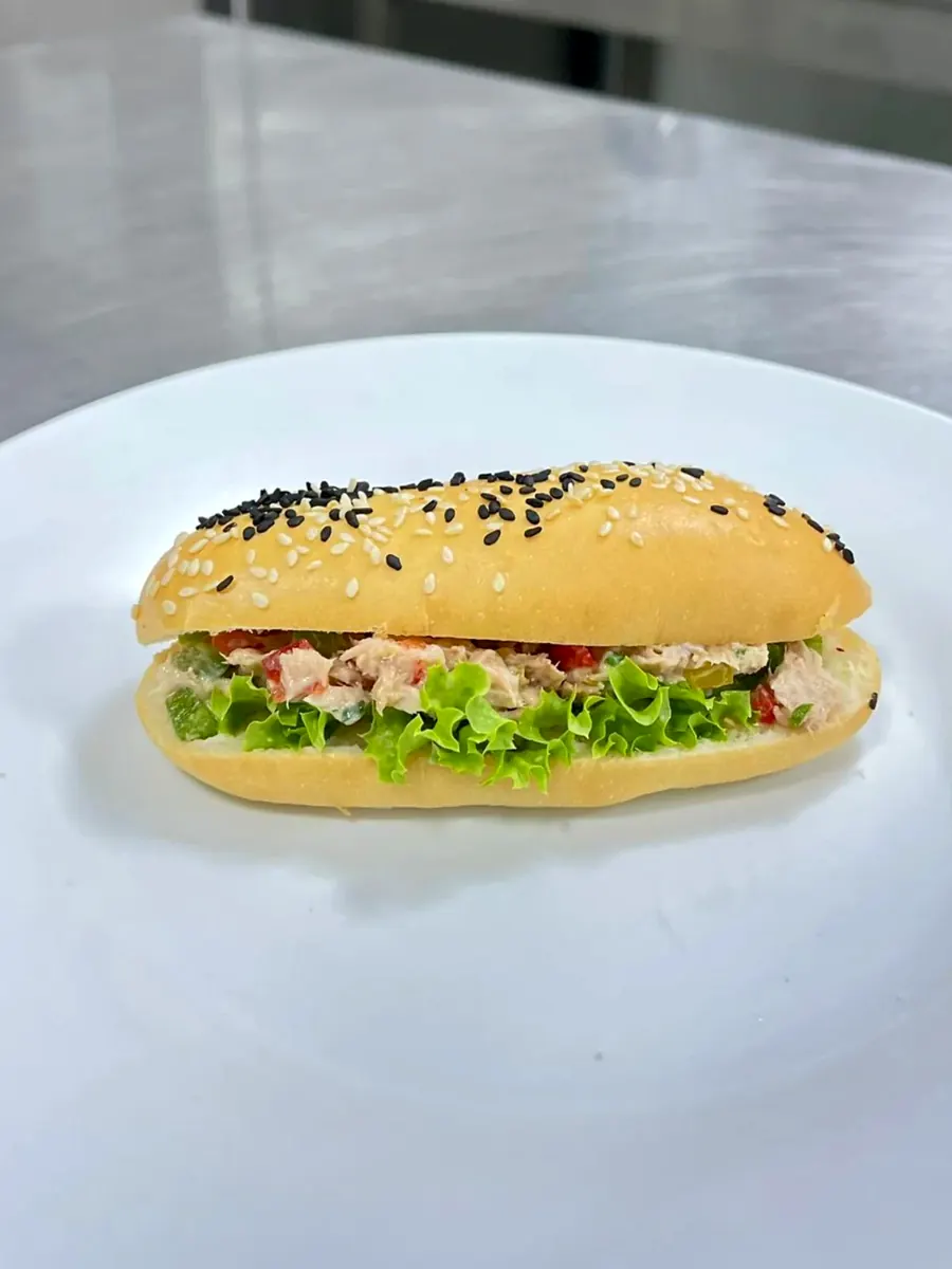 تونة بالخبز الأسمر
